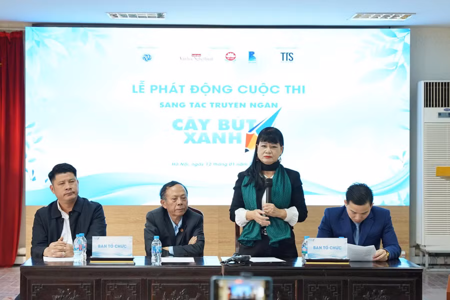 Ban Giám khảo quy tụ các nhà văn có tên tuổi, giàu kinh nghiệm sáng tác và hoạt động chuyên môn.