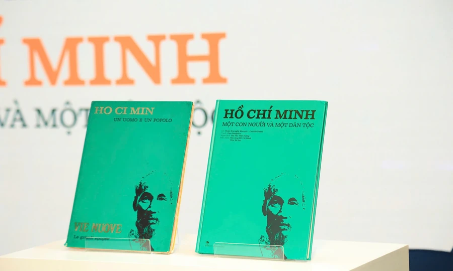 Cuốn sách tranh “Hồ Chí Minh – Một con người và một dân tộc”.