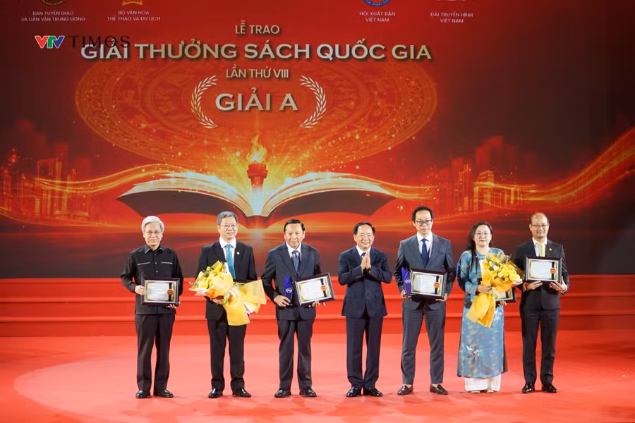 Ông Trịnh Văn Quyết - Ủy viên Bộ Chính trị, Bí thư Trung ương Đảng, Trưởng Ban Tuyên giáo và Dân vận Trung ương trao giải cho các tác giả đạt giải A. (Ảnh: VTV).