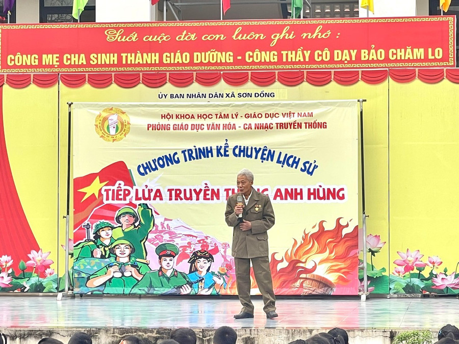 Cựu Thanh niên xung phong Đoàn Trọng Khiết chia sẻ tại chương trình.