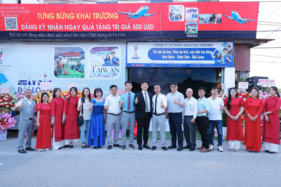 Opening ceremony of the International Study Abroad Consulting and Job Connection Office in Me Linh (Yen Lang Commune, Me Linh District, Hanoi). z6774315128826-6d8c1ac97663b4b45039450fcb23cd8a.jpg
