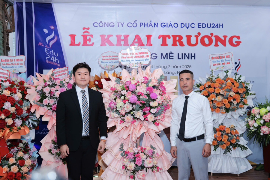 Mr. Jung Dae Jin and Mr. Bui Van Ban took souvenir photos at the opening ceremony of the International Study Abroad Consulting and Job Connection Office in Me Linh (Yen Lang Commune, Me Linh District, Hanoi). z6774315136523-86e7e238ffe4534d928b2c99215369ea.jpg