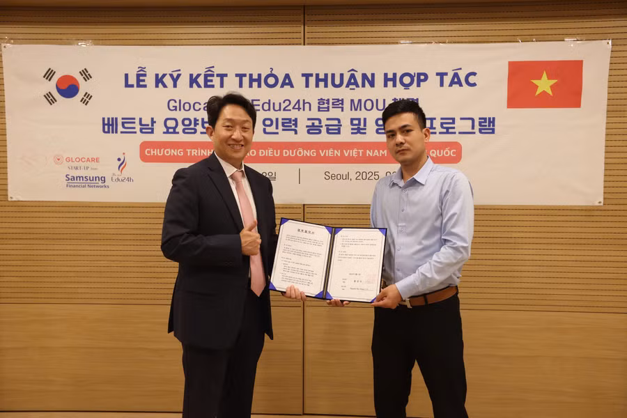 Ông Cao Hồng Cường (bên phải) trong Lễ ký kết Biên bản ghi nhớ hợp tác (MOU) giữa Glocare và Công ty Cổ phần Giáo dục Edu24h.