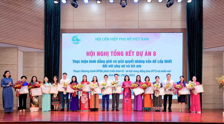 Hội nghị tổng kết Dự án 8 “Thực hiện bình đẳng giới và giải quyết những vấn đề cấp thiết đối với phụ nữ và trẻ em”.