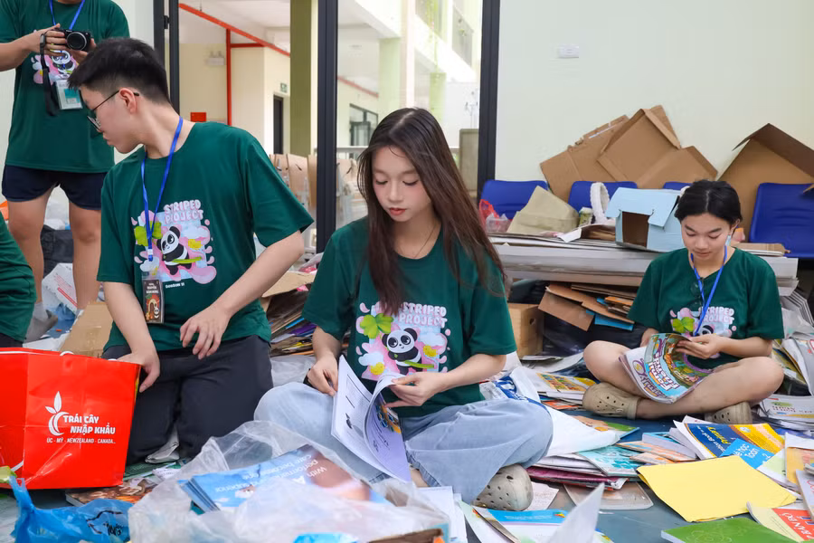 Hơn 6 tấn giấy, 486 kg sách truyện, 3 tấn quần áo cũ cùng 117,5 kg chai lọ được quyên góp.