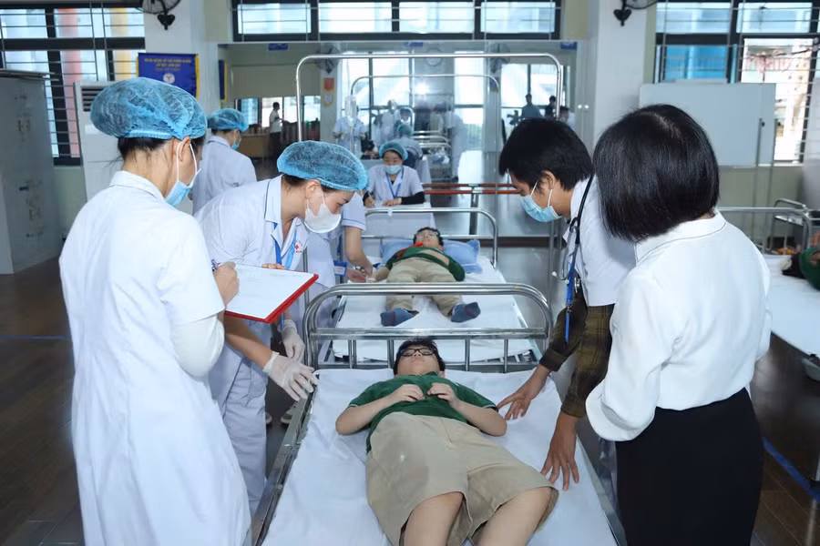 Buổi diễn tập mô phỏng tình huống giả định có hàng chục học sinh bị ngộ độc sau bữa trưa.