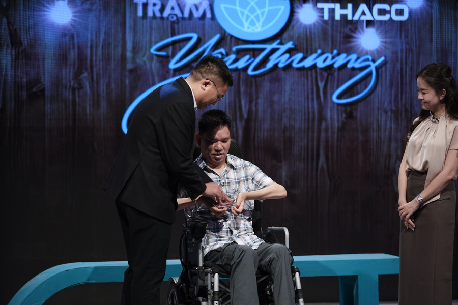 Anh Chung sử dụng miếng nhựa nẹp vào bàn tay để ấn bàn phím. dhd04693.jpg