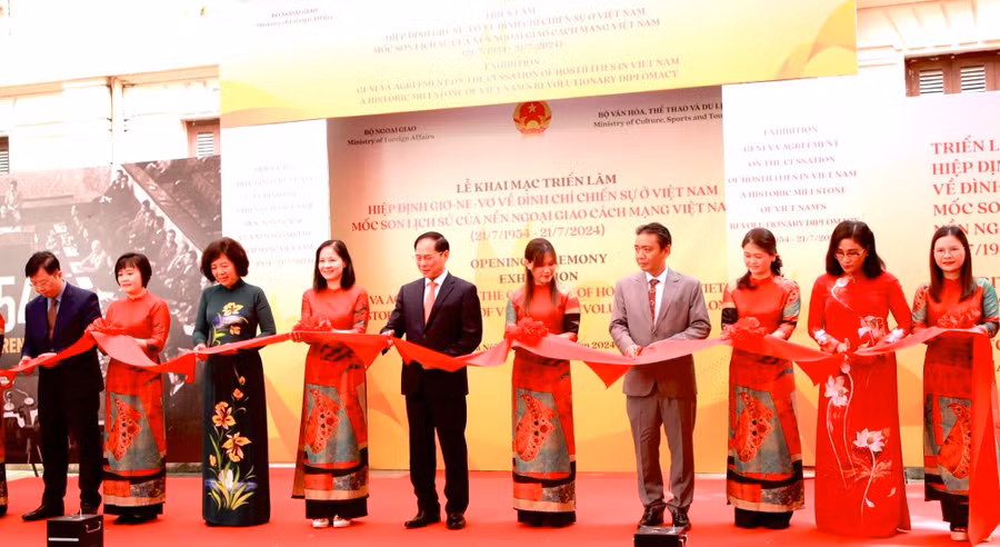 Các đại biểu tham quan không gian triển lãm "Hiệp định Giơ-ne-vơ về đình chỉ chiến sự ở Việt Nam – Mốc son lịch sử của Ngoại giao cách mạng Việt Nam". 