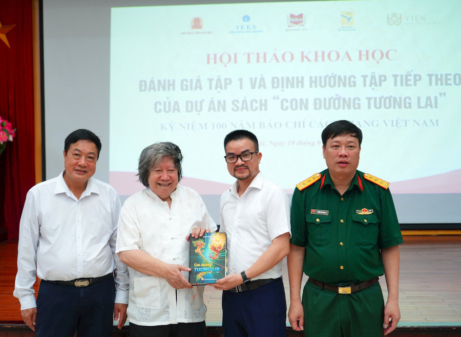 Các nhà nghiên cứu, nhà sử học tại Hội thảo khoa học đánh giá tập 1 và định hướng tập tiếp theo của dự án sách “Con đường tương lai".