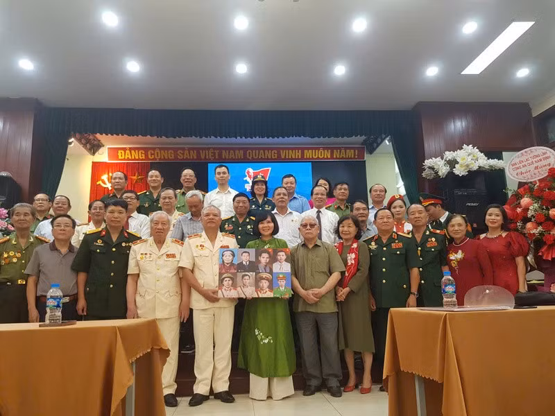 Trao tặng 8 di ảnh đen trắng của các Anh hùng liệt sĩ Công an nhân dân cho Bảo tàng Mặt trận Tổ quốc và Bảo tàng Phụ nữ Việt Nam.