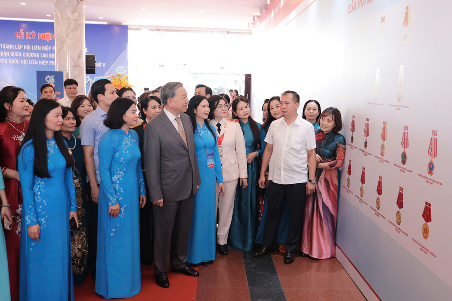Tổng Bí thư Tô Lâm tham quan không gian triển lãm của Hội LHPN Việt Nam. z7074223666559-84e67608052ca63736b3d0836d206d06.jpg