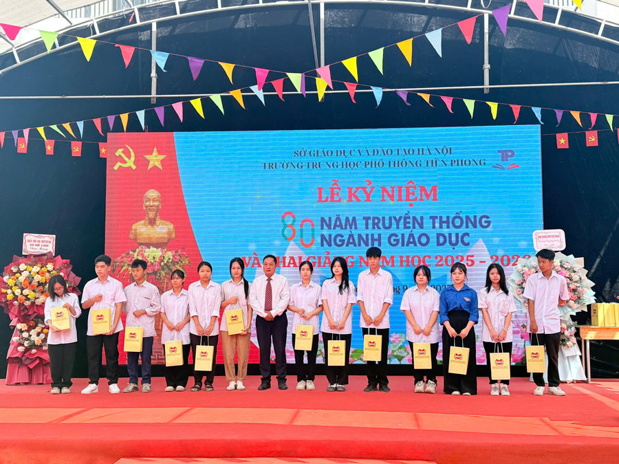 Các em học sinh trường THPT Tiền Phong, Mê Linh nhận học bổng.
