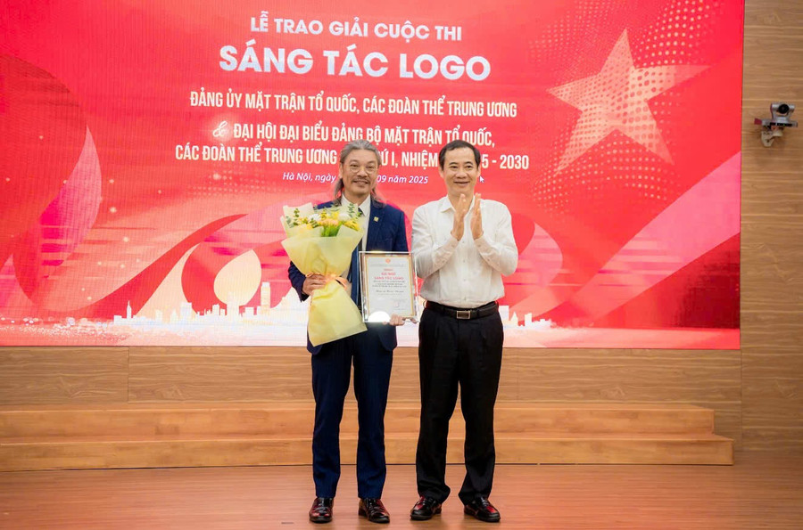 Ông Nguyễn Thái Học (bên phải), Phó Bí thư Đảng ủy MTTQ, các đoàn thể Trung ương, trao giải Nhất cho hoạ sĩ Hoài Design. z7024378128263-5be435cc61b6565d2d6e269bed19a871.jpg