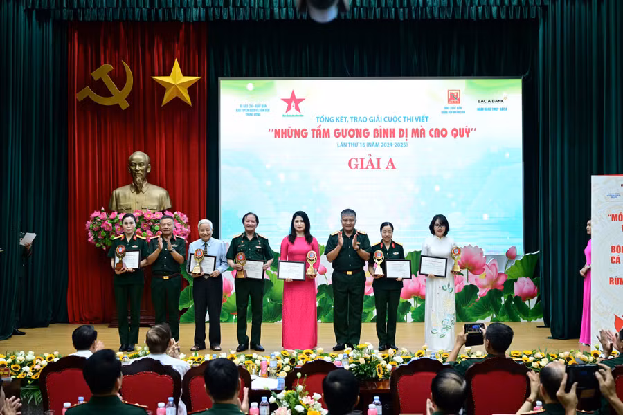 Ban tổ chức trao giải cho các tác giả, nhóm tác giả đạt giải A.