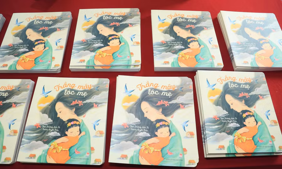 Tập thơ "Trắng mây tóc mẹ" do Nhà xuất bản Kim Đồng phát hành.