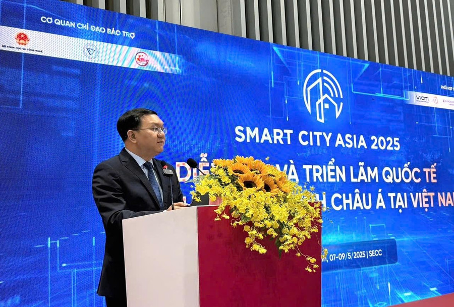 Phát biểu tại sự kiện Khai mạc Triển lãm Smart City SCA-2025, ông Lâm Đình Thắng - Giám đốc Sở Khoa học và Công nghệ Thành phố Hồ Chí Minh khẳng định TP. Hồ Chí Minh coi khoa học công nghệ và chuyển đổi số là chìa khóa phát triển bền vững, đặc biệt trong xây dựng đô thị thông minh. hinh-anh-07-05-2025-luc-1544-1.jpg