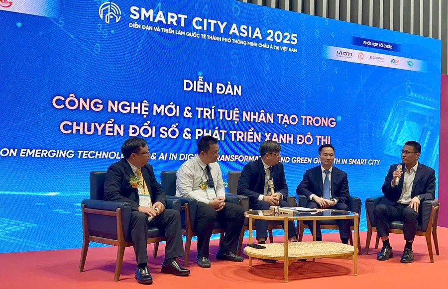 Các chuyên gia đang thảo luận về ứng dụng công nghệ mới và trí tuệ nhân tạo trong phát triển đô thị thông minh hinh-anh-07-05-2025-luc-1544-2.jpg