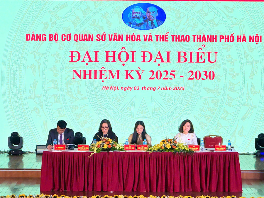 Các thành viên chủ tọa Đại hội.