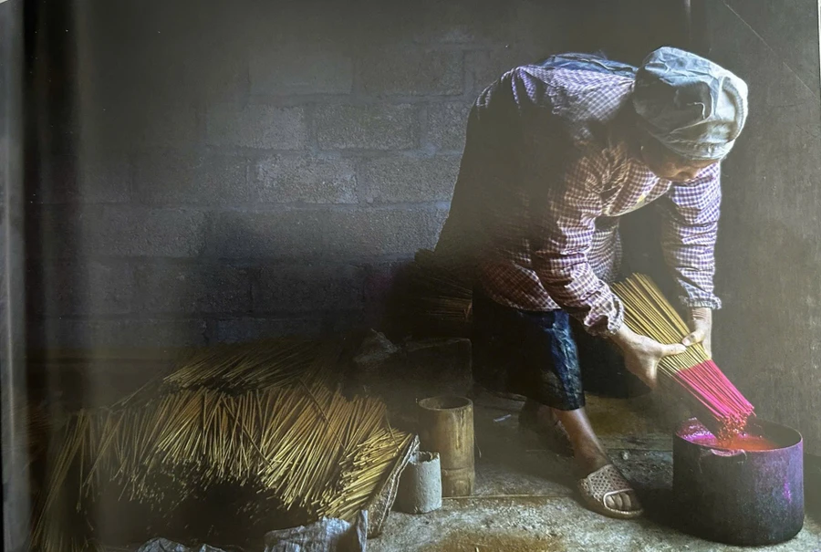 Chân nhang đang được nhuộm, sau đó đem đi phơi khô trước khi se bột nhang. 