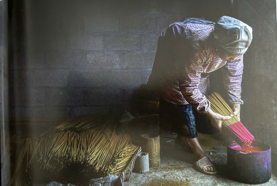 Chân nhang đang được nhuộm, sau đó đem đi phơi khô trước khi se bột nhang. 