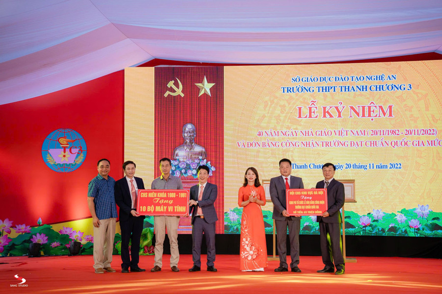 Trường THPT Thanh Chương 3 đón bằng công nhận trường đạt chuẩn Quốc Gia.