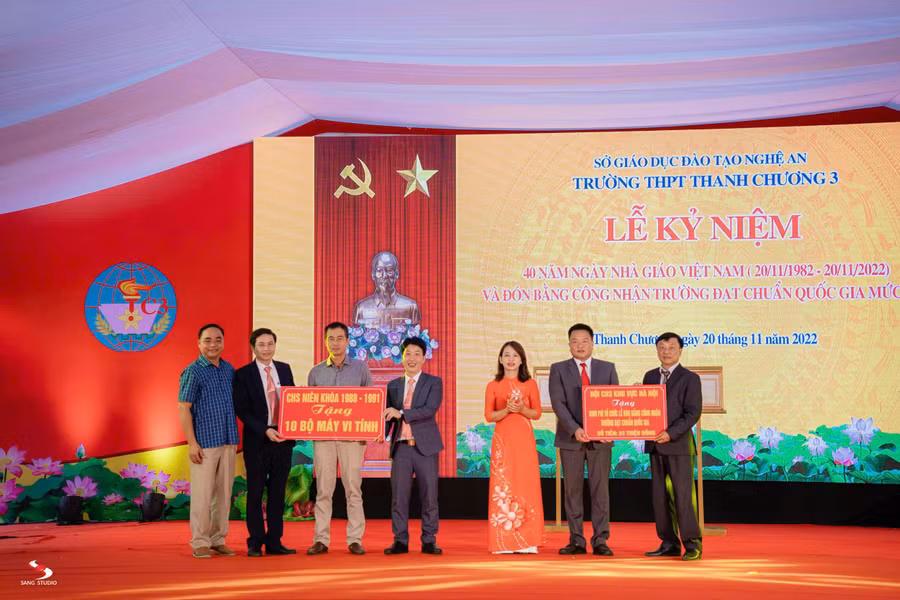 Trường THPT Thanh Chương 3 đón bằng công nhận trường đạt chuẩn Quốc Gia.