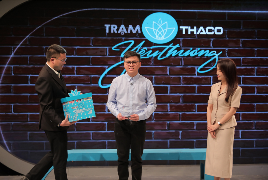 Đỗ Nam Khánh (giữa) – học sinh khiếm thị đến từ thành phố Hà Tĩnh.