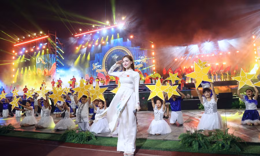 Khoảnh khắc đẹp của ca sĩ Hòa Minzy trên sân khấu chương trình "Hẹn ước Bắc - Nam".