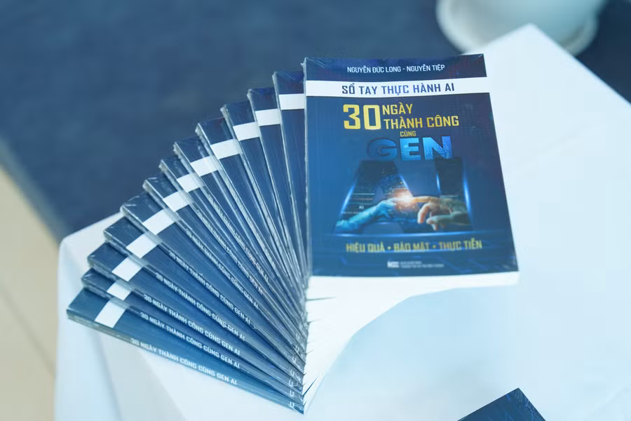 “Sổ tay Thực hành AI – 30 ngày thành công cùng GenAI” là tài liệu đầu tiên tại Việt Nam hướng dẫn ứng dụng AI vào công việc, học tập và đời sống.