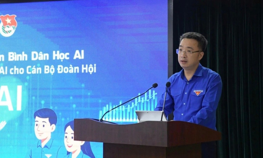 Bí thư Trung ương Đoàn, Chủ tịch Hội LHTN Việt Nam Nguyễn Tường Lâm phát biểu tại lễ khởi động tập huấn "Bình dân học Al". img-5029.jpg
