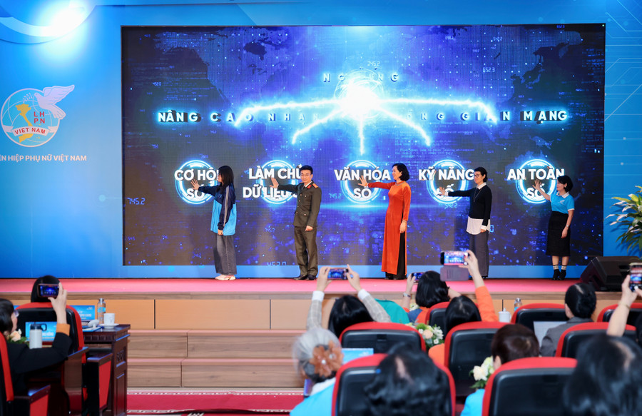 Phát động chiến dịch truyền thông nâng cao nhận thức của phụ nữ trên không gian mạng.