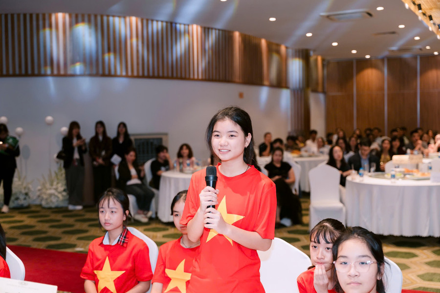 Học sinh trải nghiệm trò chơi tương tác “Trạng Nguyên nhanh trí”.