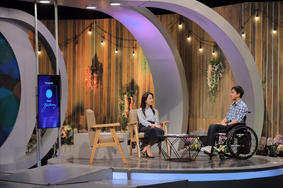 Nguyễn Tuấn Anh (bên phải) là người đồng sáng lập Câu lạc bộ Chấn thương cột sống Việt Nam.