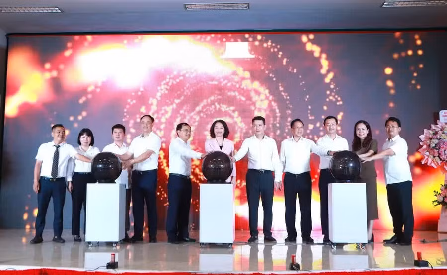 Đại biểu thực hiện nghi thức ra mắt mô hình thí điểm Nhà văn hóa - Khu thể thao tại xã Phú Xuyên.