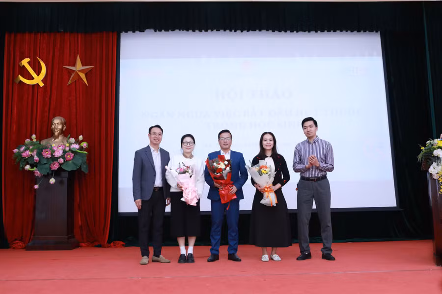 Các đại biểu nhận hoa lưu niệm, khép lại thành công hội thảo “Ngăn ngừa việc bắt đầu hút thuốc trong học sinh” tại Trường THCS Nguyễn Du.