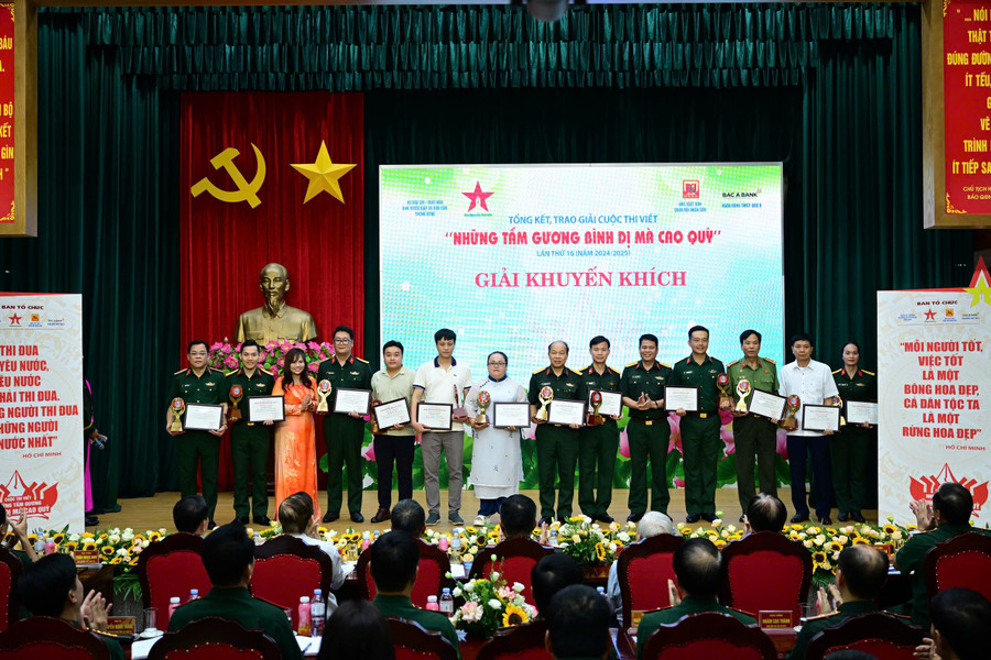 Ban tổ chức trao giải cho các tác giả, nhóm tác giả đạt giải khuyến khích. kk.jpg