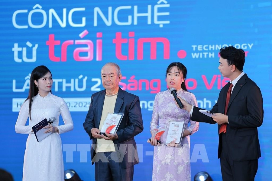 182732-le-trao-giai-thuong-cong-nghe-tu-trai-tim-lan-thu-2.jpg