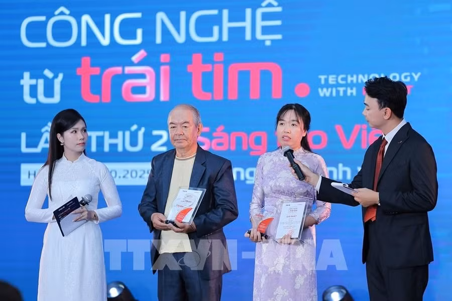 182732-le-trao-giai-thuong-cong-nghe-tu-trai-tim-lan-thu-2.jpg