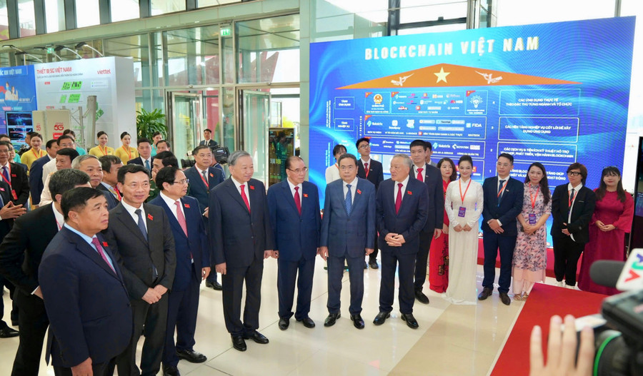 Tổng Bí thư Tô Lâm thăm khu vực trưng bày và nghe ông Phan Đức Trung chia sẻ về Mạng Dịch vụ Đa chuỗi Blockchain Việt Nam (VBSN). cac-dai-bieu-tham-quan-khu-vuc-trung-bay-mang-dich-vu-da-chuoi-blockchain-viet-nam-vbsn.jpg