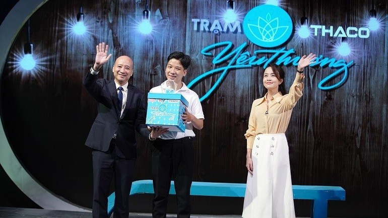 Trần Việt Long (giữa) hiện đang là Huấn luyện viên của đội tuyển người khuyết tật Việt Nam.