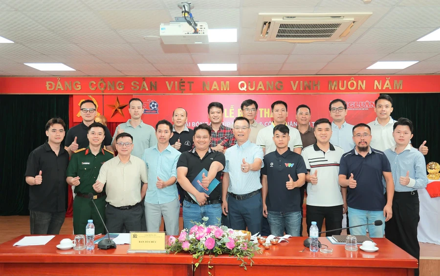 Đại diện các đội bóng chụp hình lưu niệm sau Lễ bốc thăm phân cặp Giải bóng đá Cúp Nhà báo và Công luận lần thứ IV năm 2025.