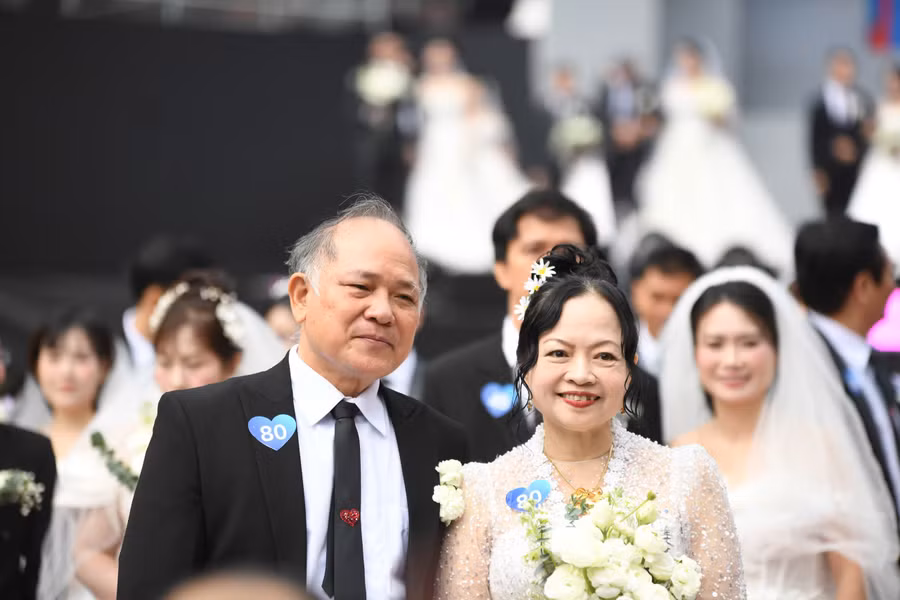 Cặp cô dâu chú rể trong Lễ cưới tập thể gồm 80 cặp đôi “Yêu là hạnh phúc”.