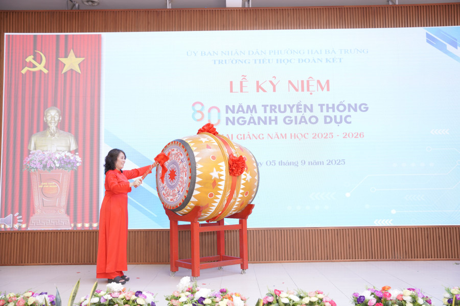 Cô Nguyễn Ngọc Thúy, Hiệu trưởng Trường Tiểu học Đoàn Kết đánh trống khai trường.