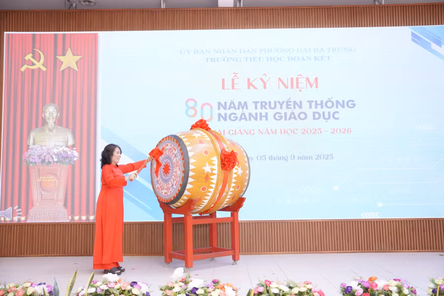 Cô Nguyễn Ngọc Thúy, Hiệu trưởng Trường Tiểu học Đoàn Kết đánh trống khai trường.