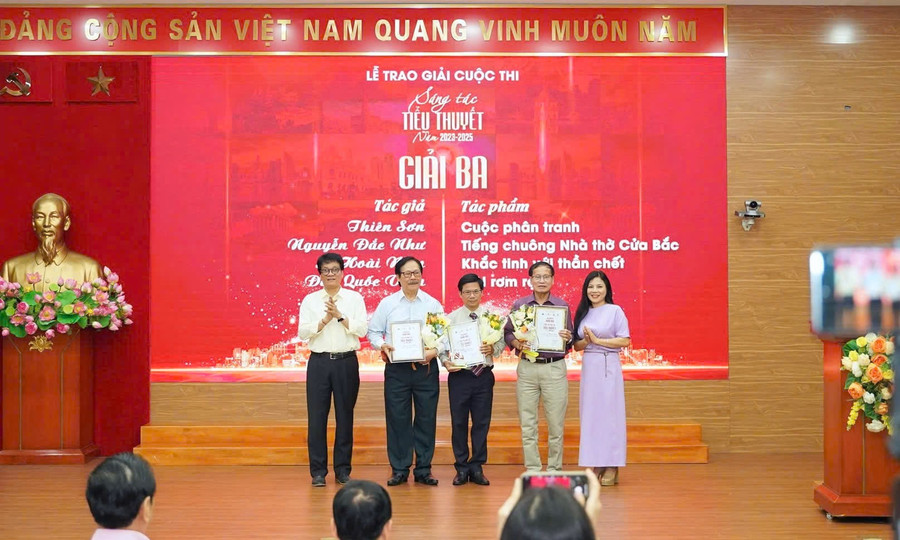 Ban tổ chức trao giải cho các tác giả đạt giải Ba. giai-nhi.jpg