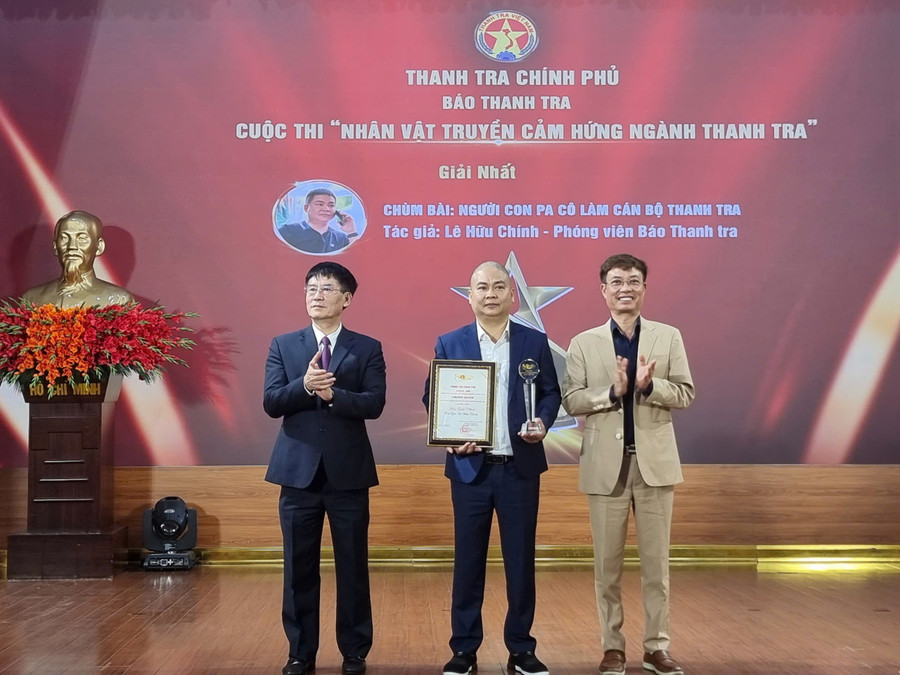 BTC trao giải Nhất cho tác giả Lê Hữu Chính, phóng viên Báo Thanh Tra. z7174134609878-25cf3ced4d32d3dcba83cb3038467358.jpg