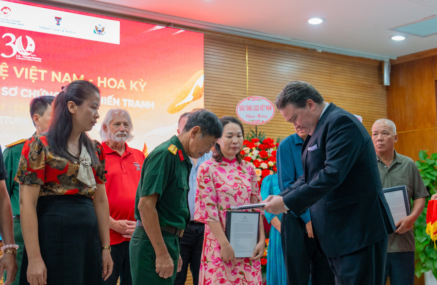 Đại sứ Hoa Kỳ tại Việt Nam Marc E. Knapper, trao trả “Hồ sơ Chứng tích Chiến tranh” năm 2025.