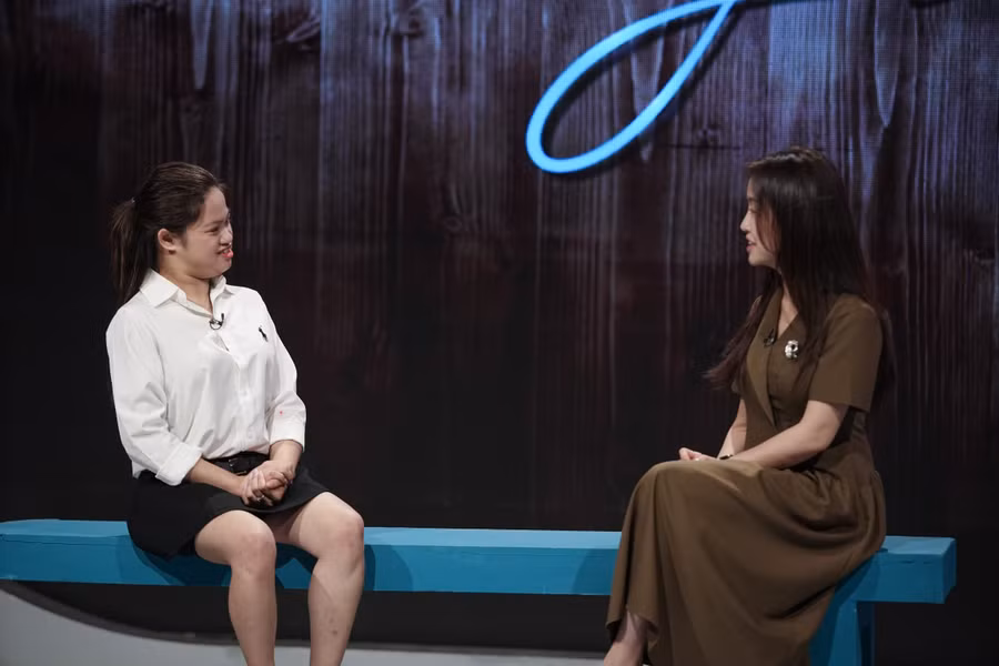 Em Đỗ Thị Hiền Giang (bên trái).