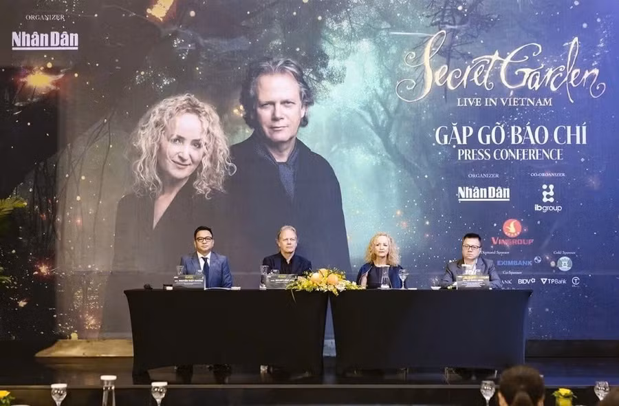 Bộ đôi Secret Garden trong buổi họp báo sáng 17/10 tại Hà Nội.