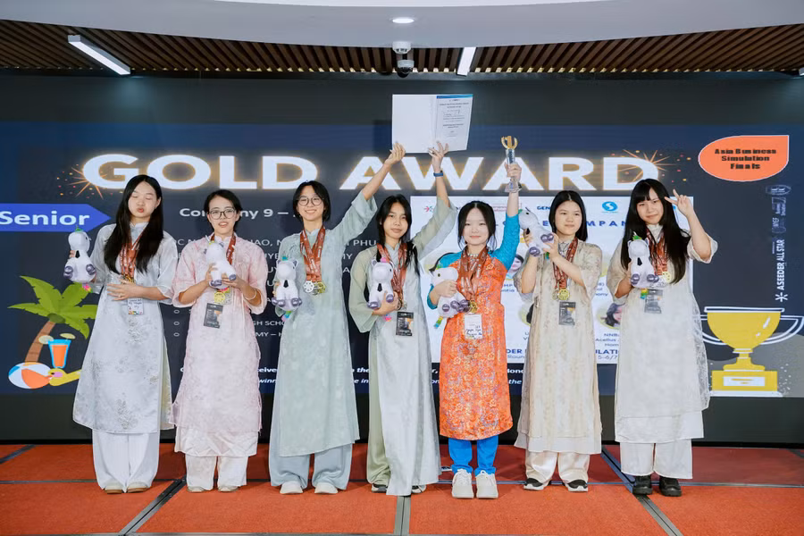 Nhóm học sinh THPT giành Quán quân Cuộc thi Giả lập doanh nghiệp ABS 2025 